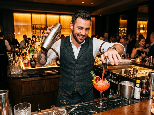 Bartender preparando cócteles en barra para eventos