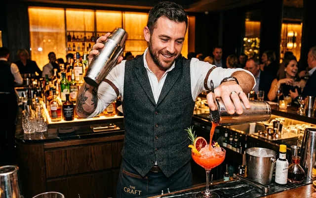 Bartender profesional preparando bebidas y coctelería para eventos